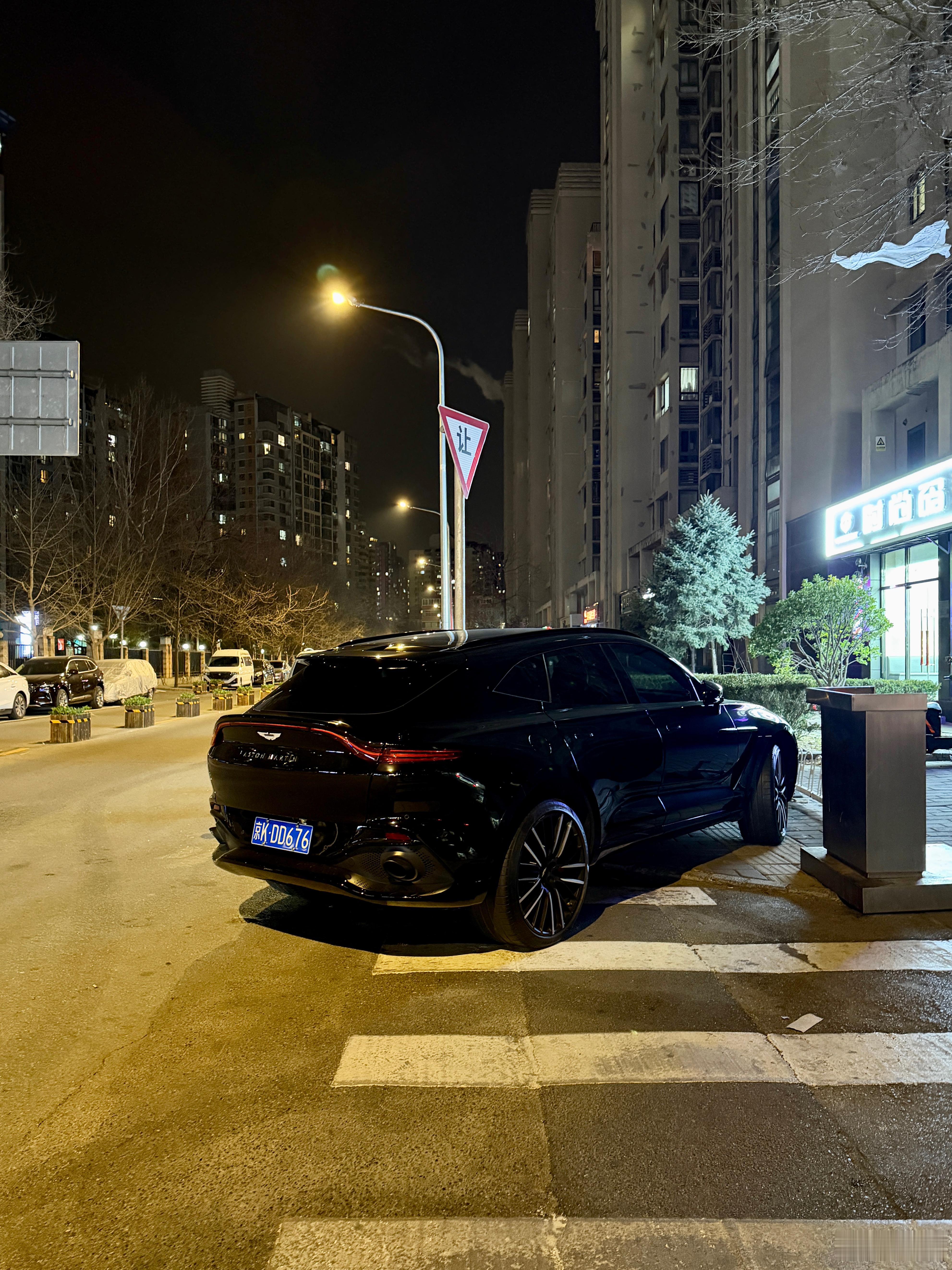 开着上百万的豪车，真交不起十几块的路边停车费么？ 北京