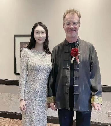 加拿大籍相声演员大山，迎娶重庆姑娘甘霖并生下一双儿女后，举家迁回加拿大定居。如今
