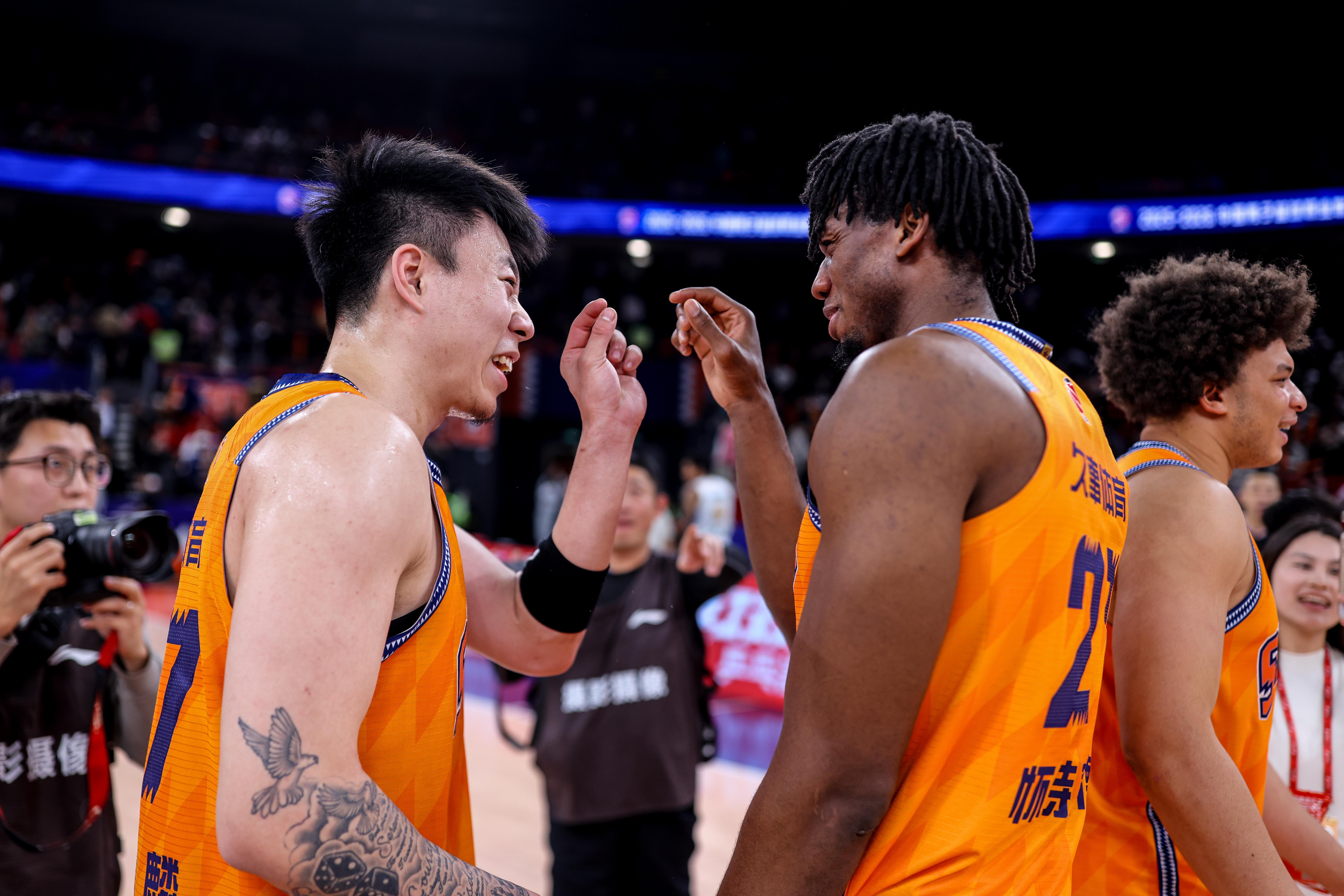 白金搭档，一攻一防🤏🏻上海久事大鲨鱼广东男篮vs上海男篮