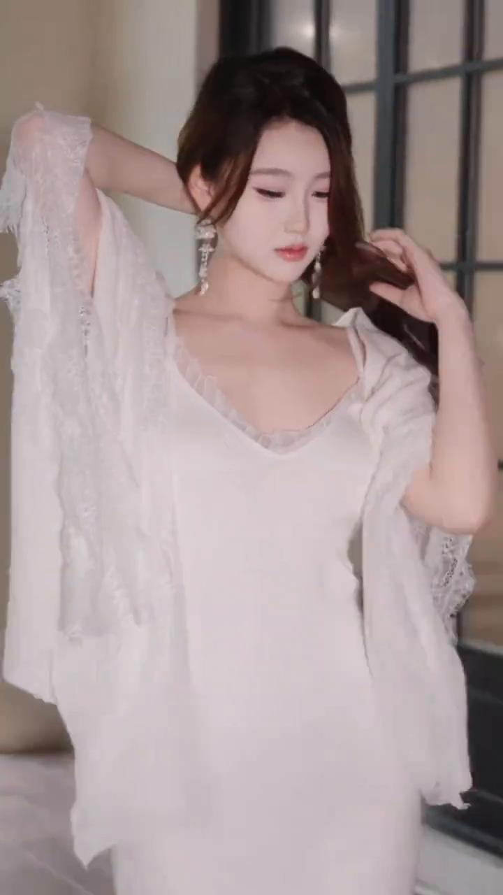 芦苇微微有没有妖妖漂亮？小姐里面请。大家好，我是芦苇微微。