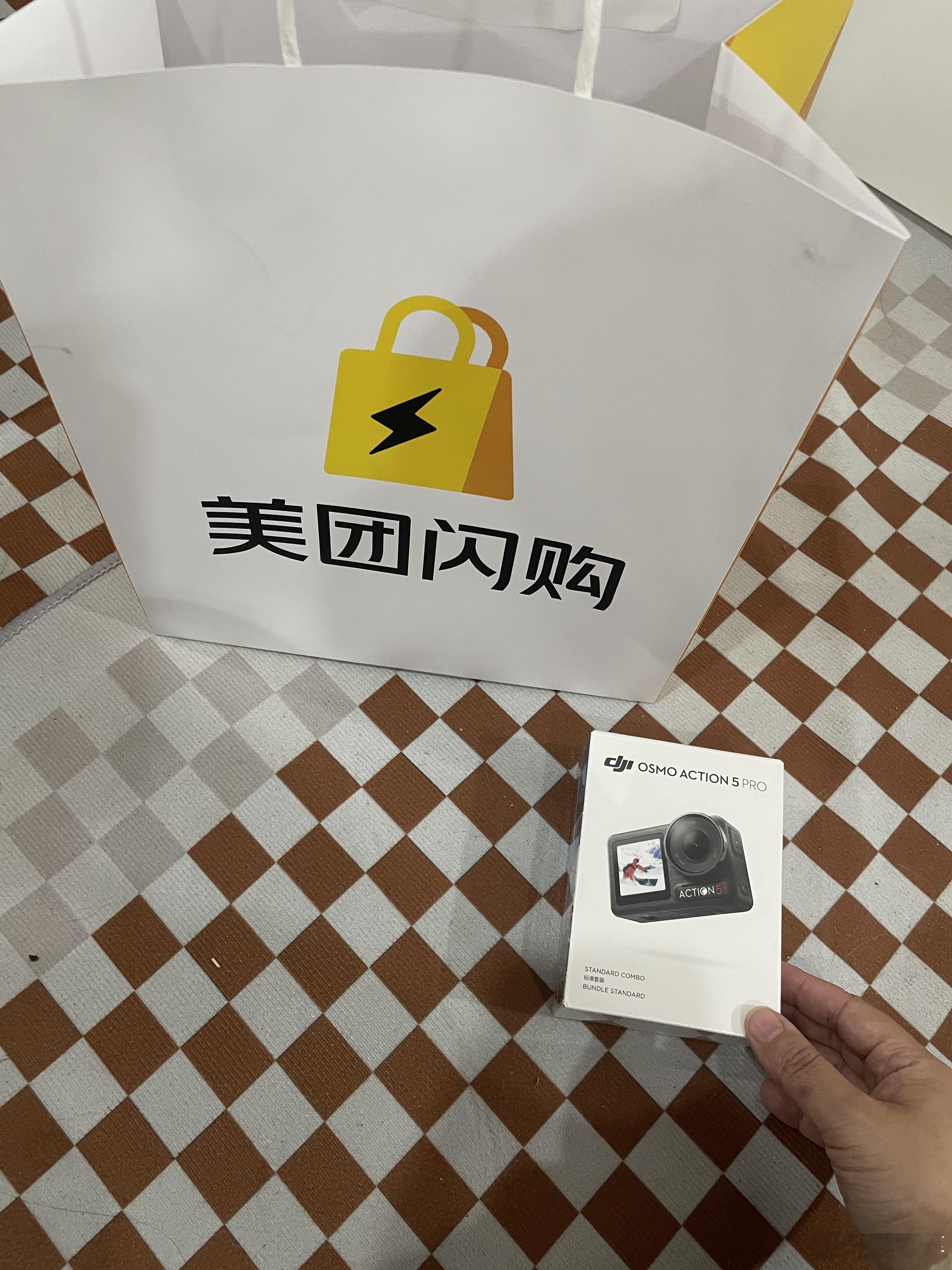 美团闪购大疆新品开售美团闪电新品中国国家地理认证审美高级感拉满，海报刷新拍照思路