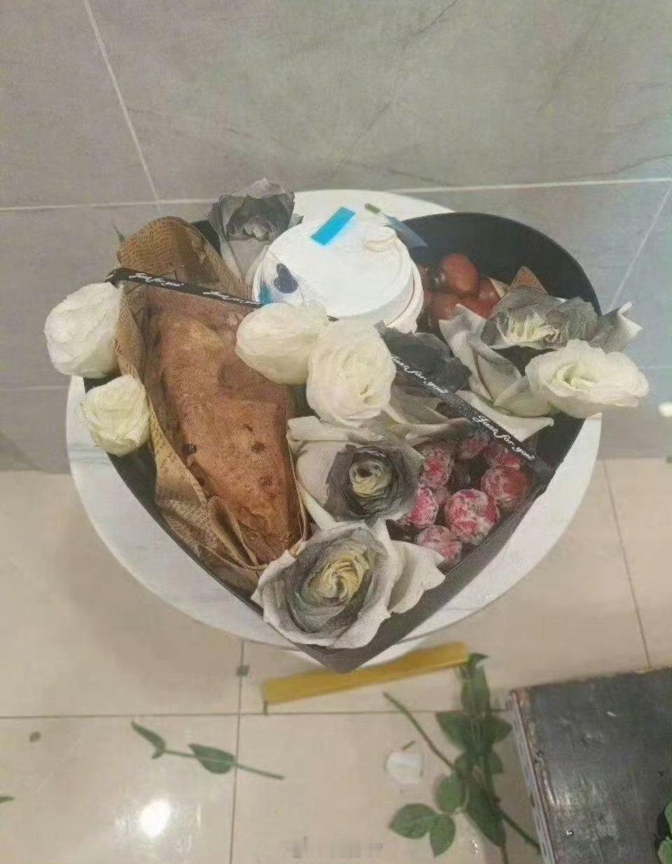 没审美的人不许开花店，第一眼我还以为是垃圾桶 