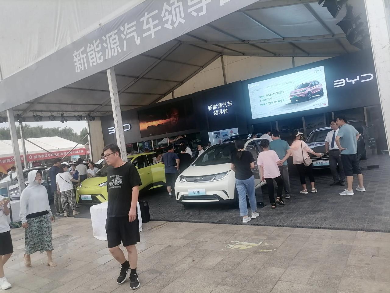 附近搞车展，露天的那种，估计二十多个牌子参加了，这是比亚迪展台，也是我转了一圈对