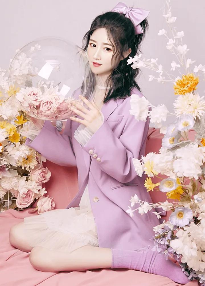 粉色泡泡袖，邂逅甜美可爱
 
 
在时光的画卷中，一抹粉色如灵动的音符悄然跃入眼