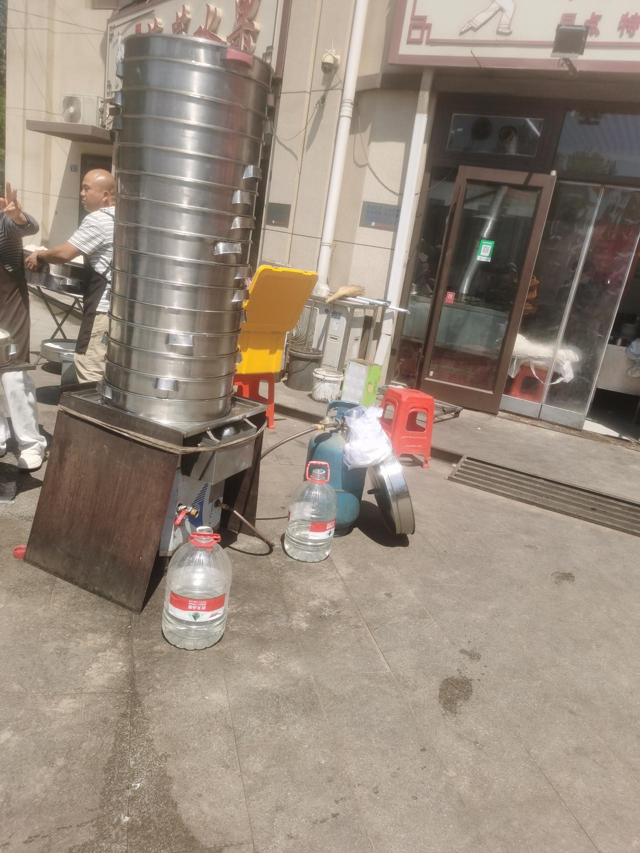 回了趟老家吴桥，就为吃他家的包子。500元油钱，排了20分钟的队，终于吃上了他家