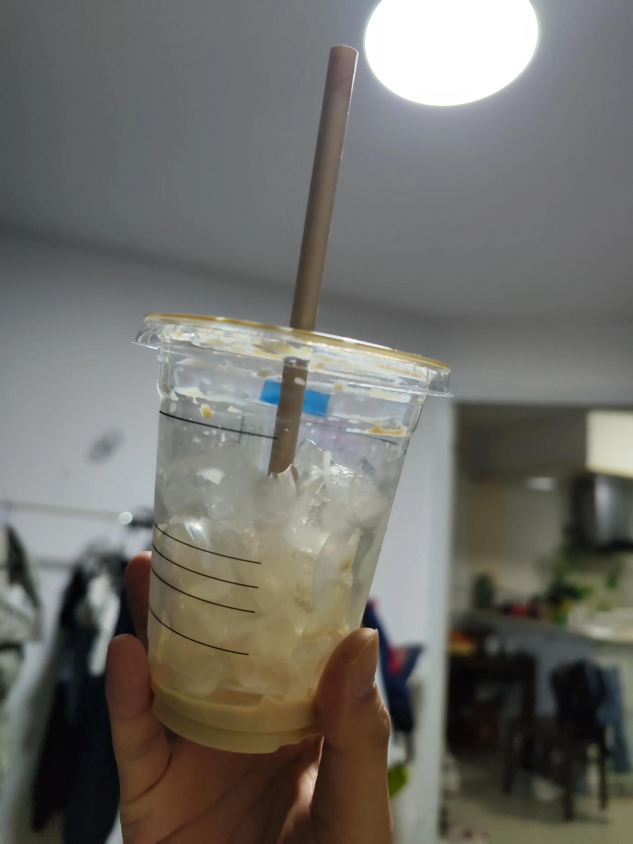 一杯拿铁半杯以上的冰块，还得是你瑞幸咖啡[打脸][打脸]@luckincoffe