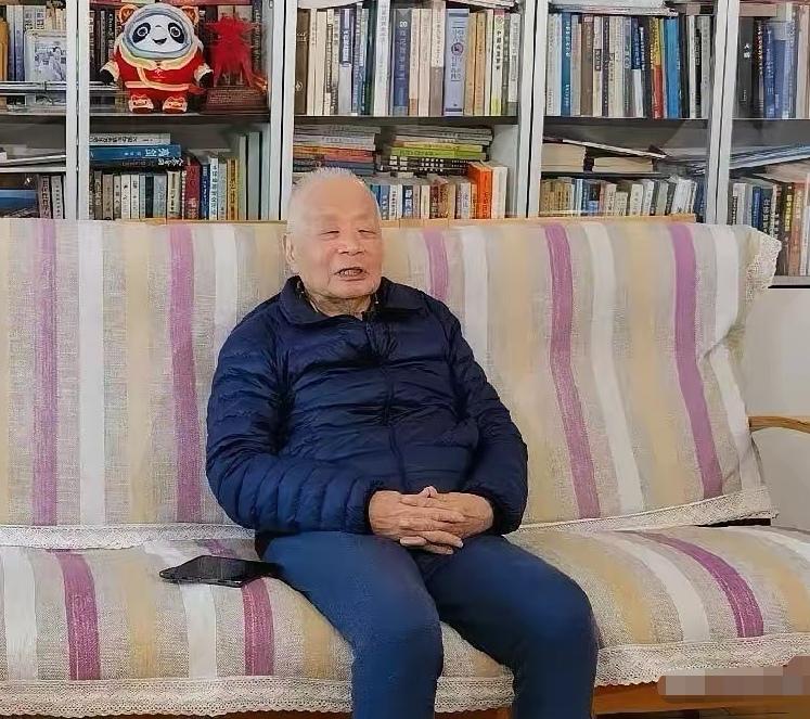 何祚庥院士赞成学历学位打假。从耿同学论文打假，到蒋方舟、贾浅浅论文造假撤销学位，