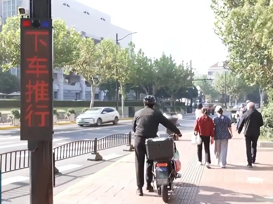 骑个自行车被罚1100元！上海，一男子骑共享单车上下班，因路口非机动车道拥堵，多