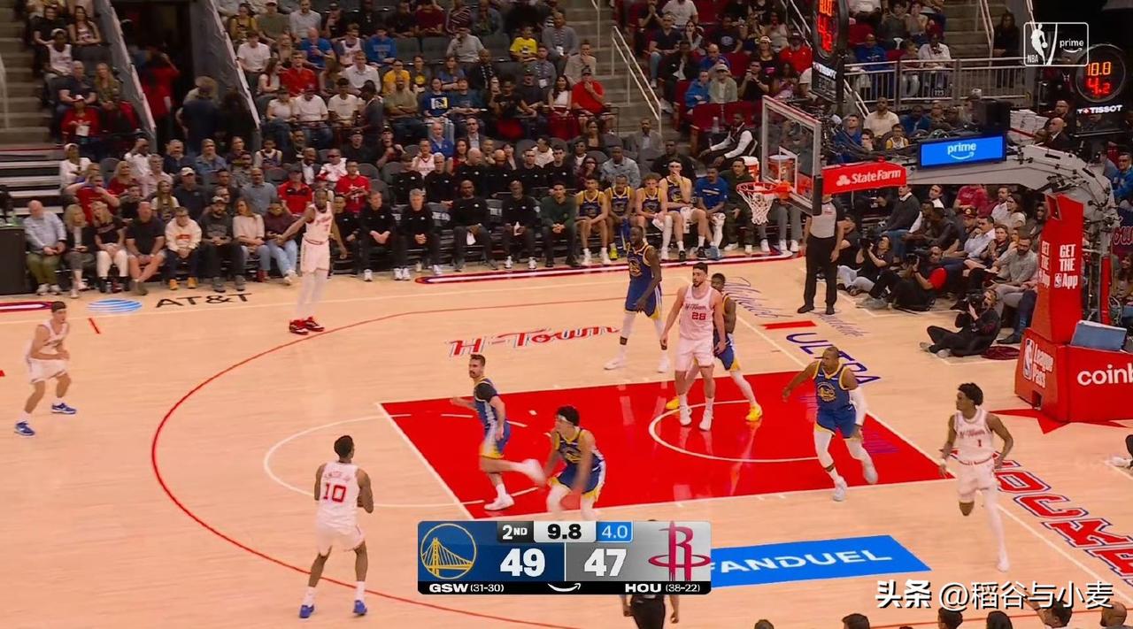 谢泼德弧顶空位，杜兰特45度控卫，申京内线错位，结果史密斯把球传给了阿门，阿门来