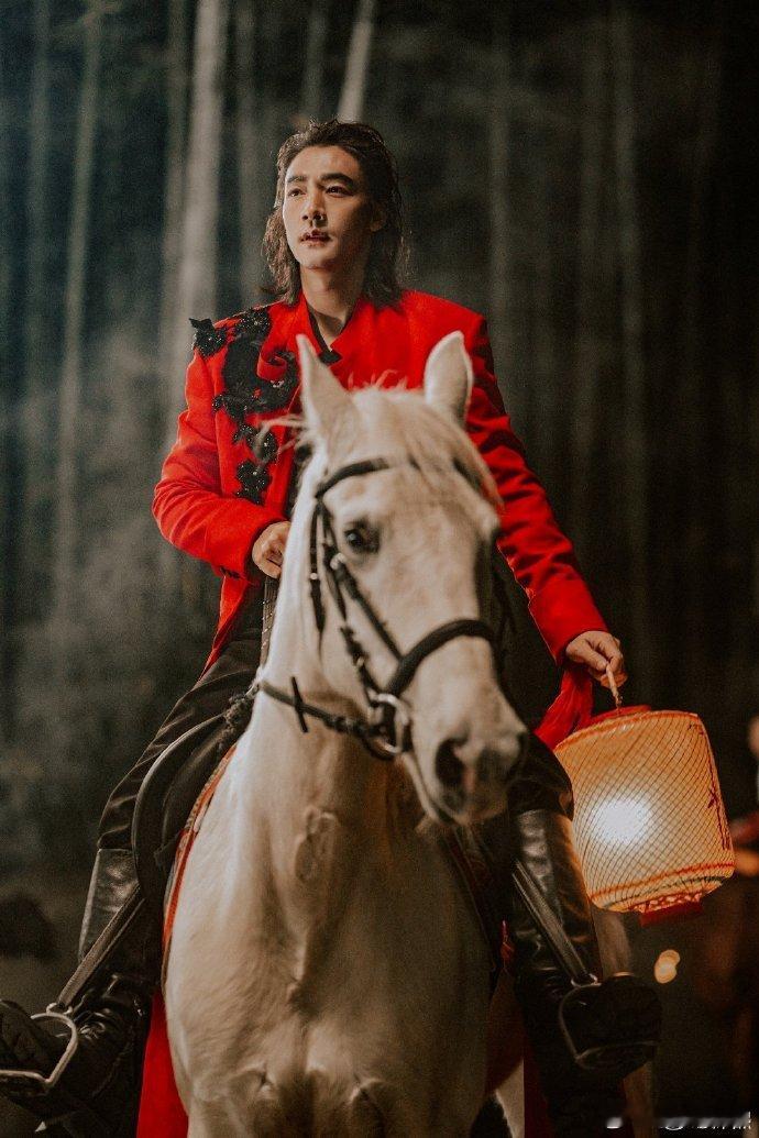 此沙央视春晚怼脸镜头 此沙这一骑，骑进了多少人的心里！央视高清镜头下，眉目如画，