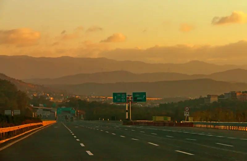 1️⃣【大理高速公路一大队路况提示】：2026年3月2日，天气晴朗。杭瑞高速路（