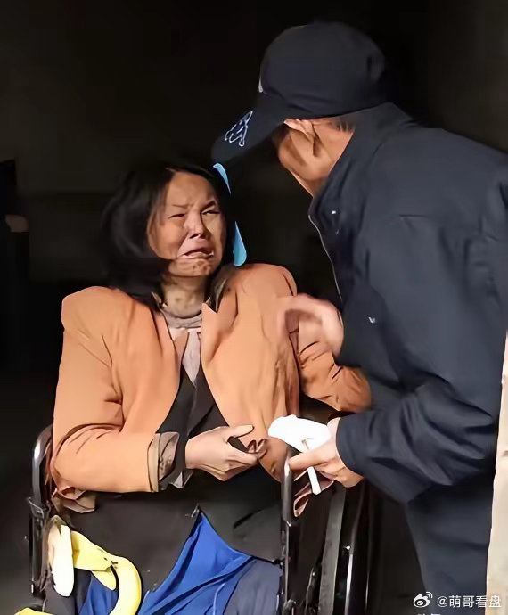 山东单县一位43岁光棍在街头捡回一位截瘫女子，不料，女子半年后突然提出一个要求，