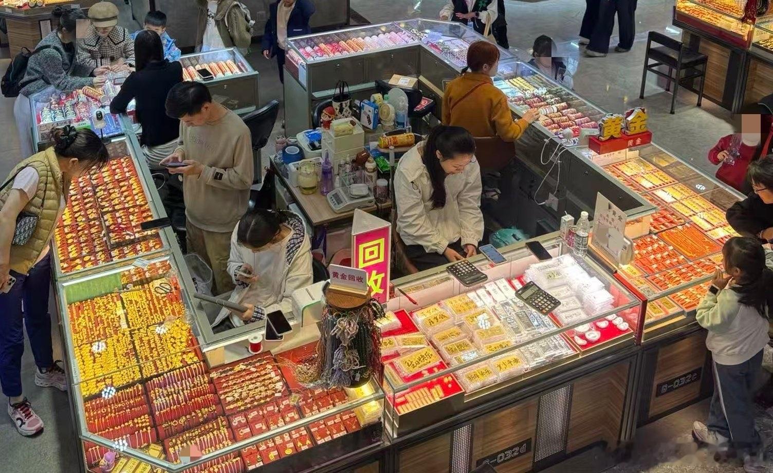 人造黄金离改写金价还有多远“人造黄金会不会击穿金价”登上热搜时，国际金价恰好出现