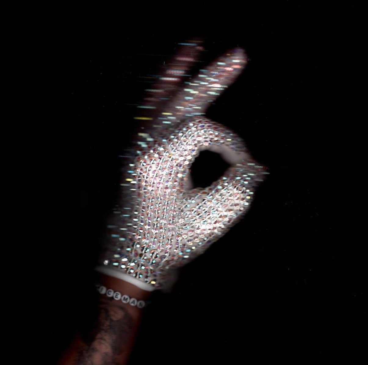 【🚨】Drake 官宣今日将惊喜发行三张全新专辑，封面一览：• ICEMAN 