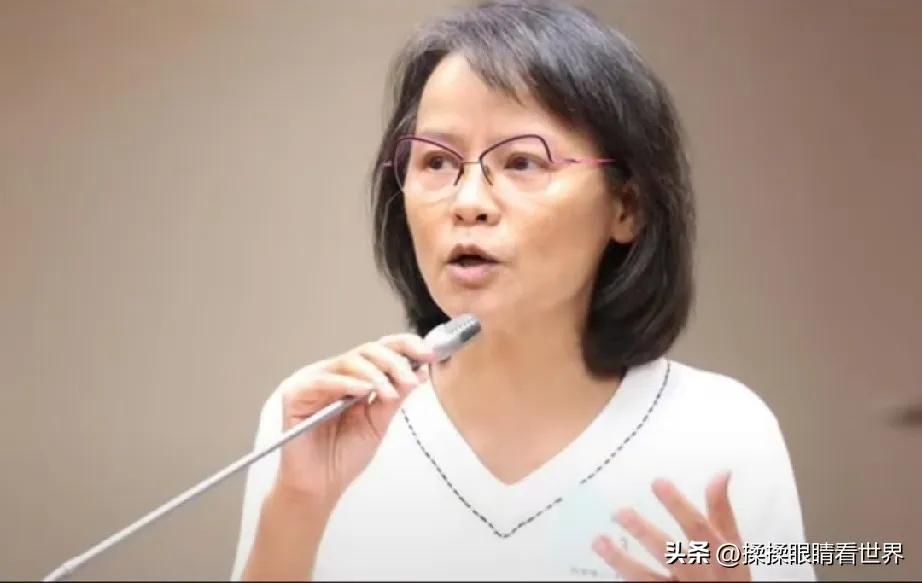 台北中学的教室中，区桂芝正在耐心的讲解古文，一个同学突然站起来问道:"老师，两岸
