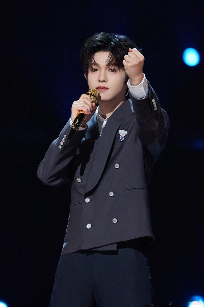 李昊壮志骄阳舞台  李昊用音乐庆盛事  李昊在 “壮志骄阳” 舞台上所展现出的青