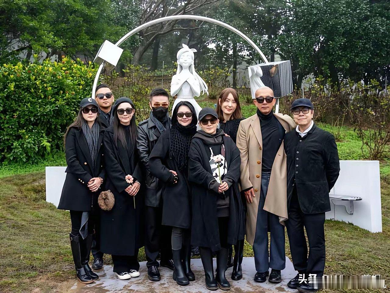 小曲线你在去世的姐姐雕像面前，这样大笑合适吗？在庄重的雕像揭幕仪式上，一开始她是