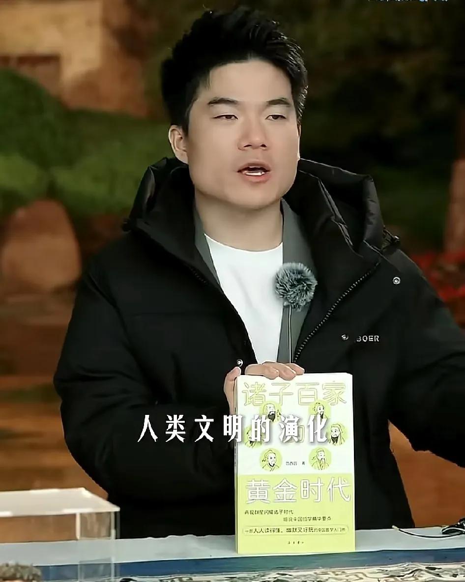 董宇辉跟沈巍相比学问，到底谁更胜一筹？董宇辉靠着直播时候的一些经典句子走红，流浪