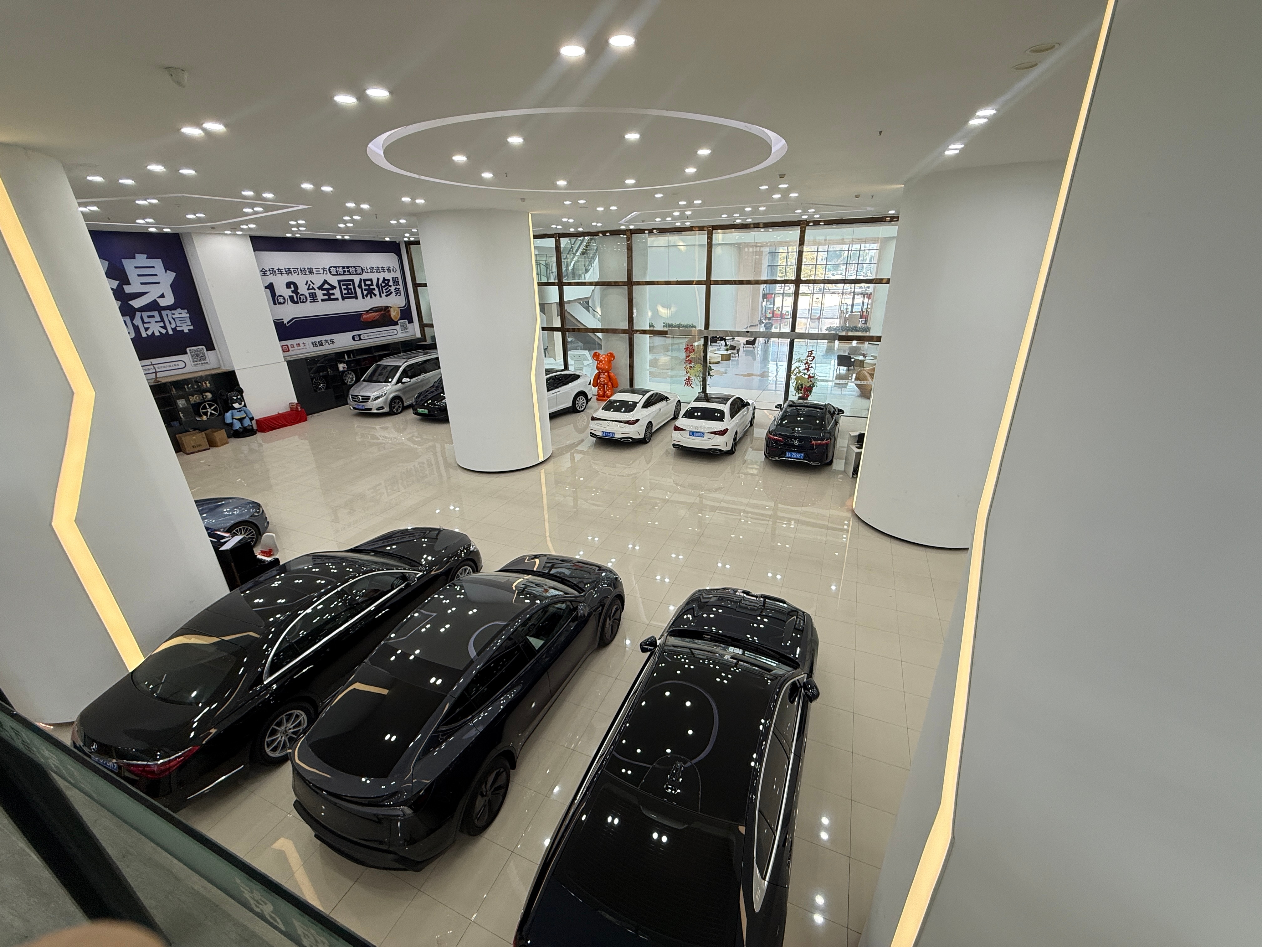 展厅快空了，明天是车管所最后一个工作日了，还是有很多的客户最近才忙下来有空拿一台