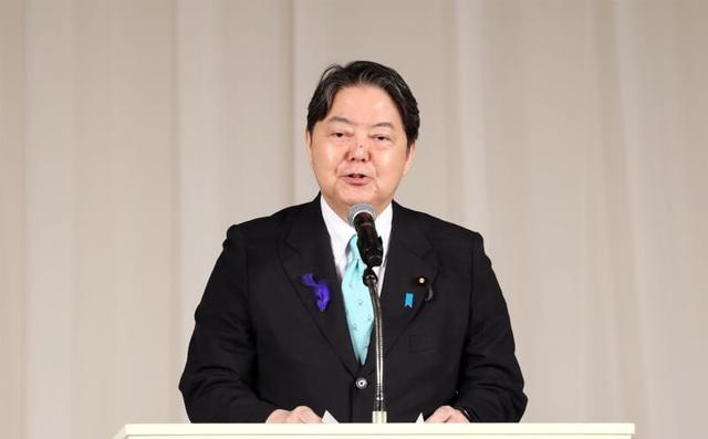 日本在看了九三阅兵后，公开回应：“日本基于绝不重蹈战争覆辙的决心，战后始终坚持走
