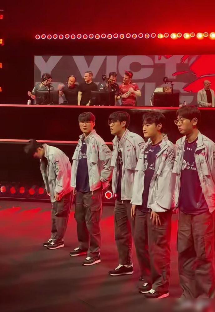 T1告别MSI！

说真的这下子赛事观赏性直接拉满，剩下四强刚好中、韩、欧、美各