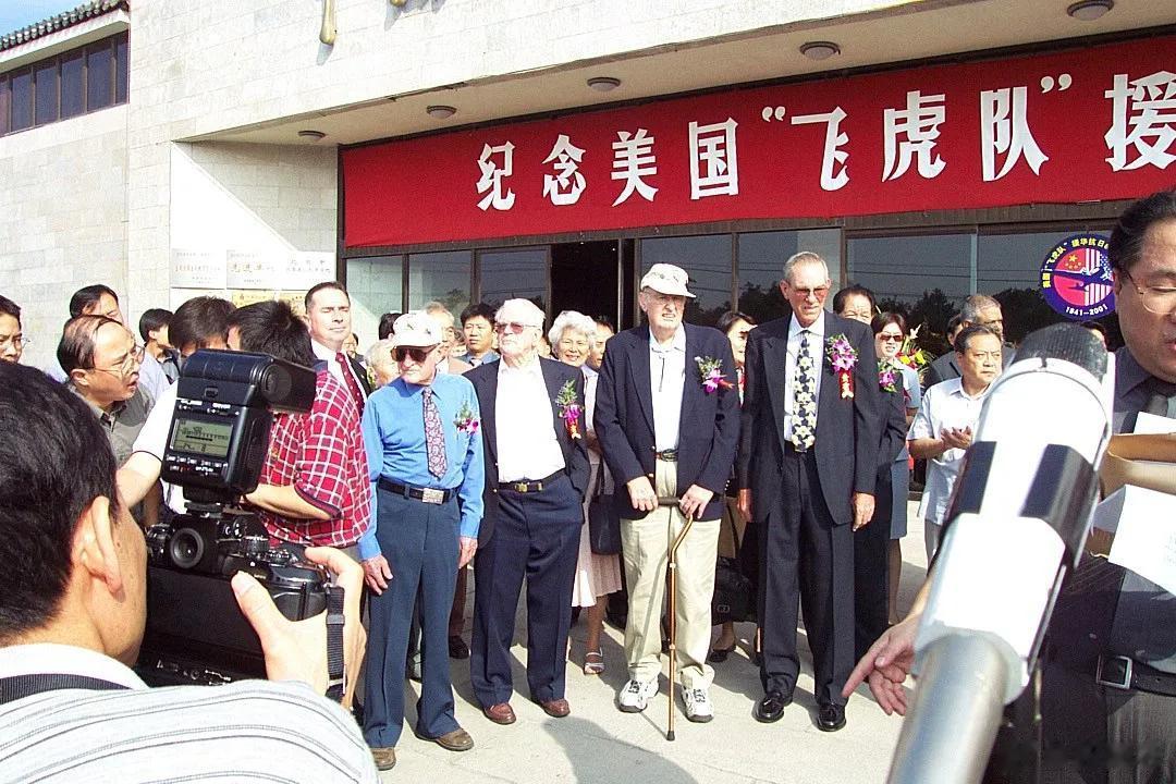 今天是日本无条件投降纪念日，想起21年前，曾参加了一个活动，里面几位主角都已作古