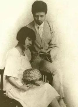1928年，杭州西湖边，一栋小院里住着三个人：两男一女，两间卧室，女的轮流住。这