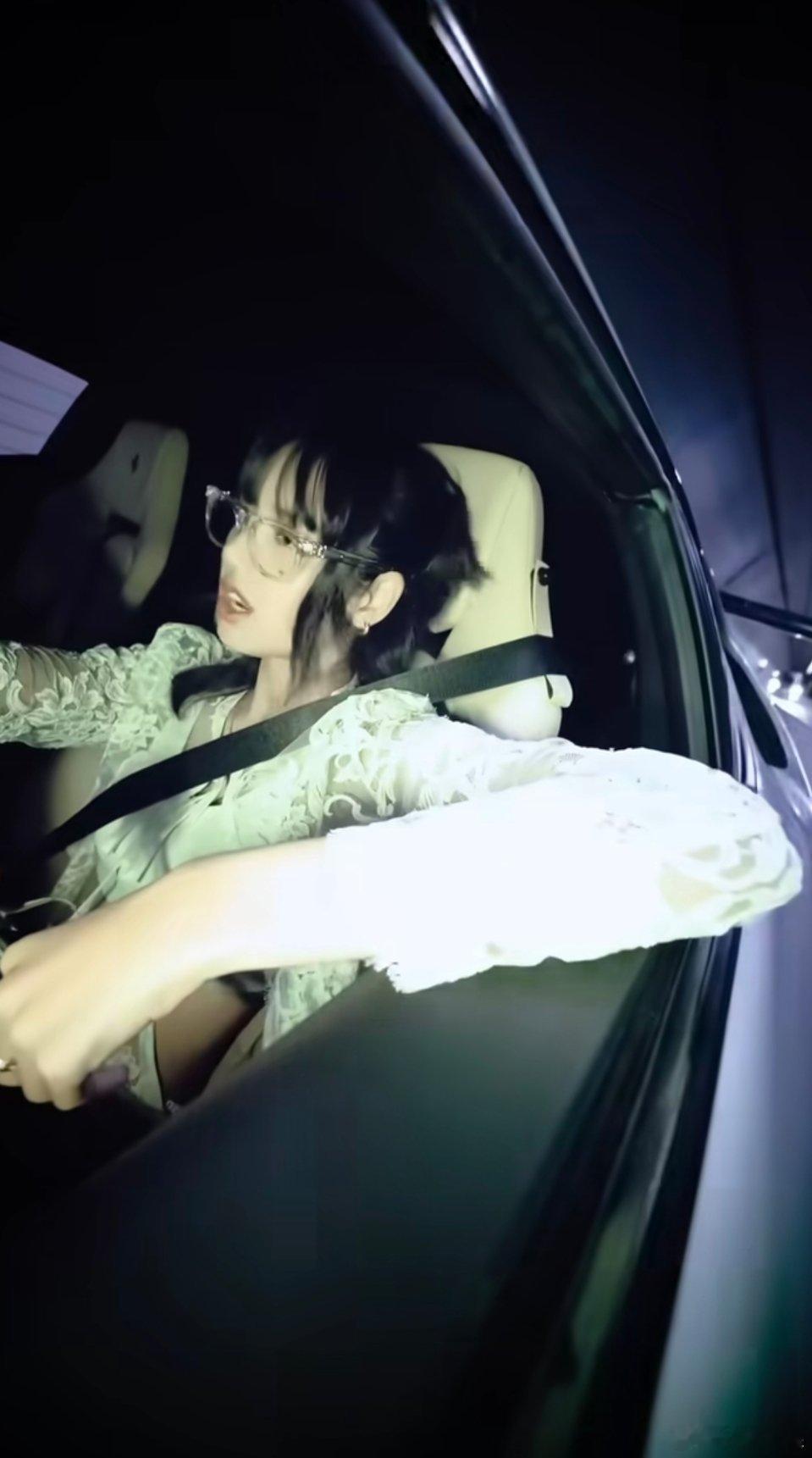 #Lisa单手开法拉利# LISA手里拿着玫瑰🌹单手开法拉利帅死谁了啊啊啊！副