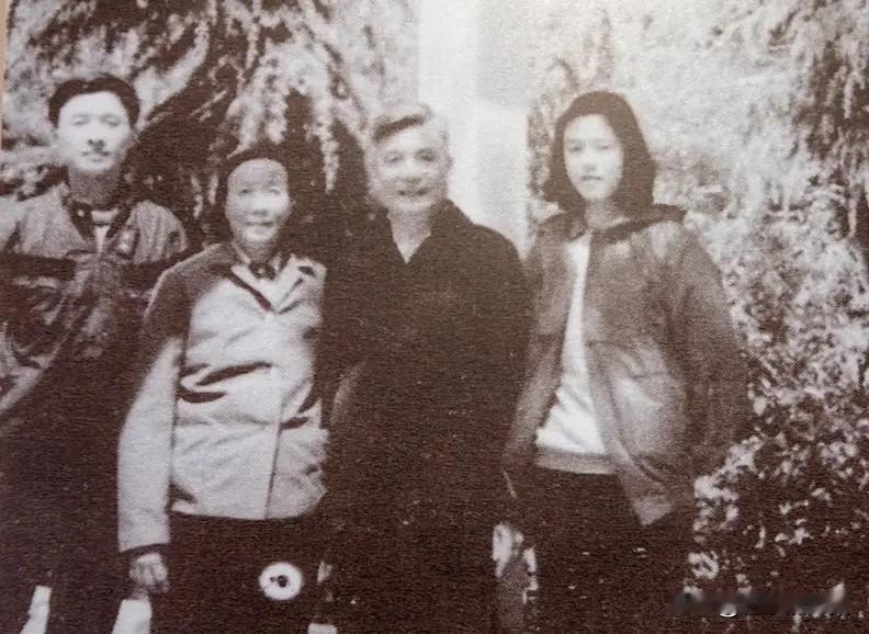 1986年，左起邓志平（邓稼先与许鹿希之子）、许鹿希（邓稼先妻子）、邓稼先、彭洁