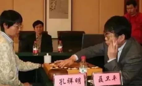 1990年，当时已婚的棋圣聂卫平教王刚的妹妹下围棋，一不小心王静就怀孕了：“聂哥
