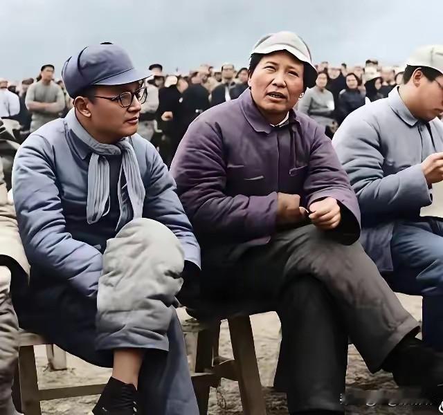 这是抗日战争时期（延安时期），毛泽东、张闻天（洛甫）等中共中央领导人在延安出席群