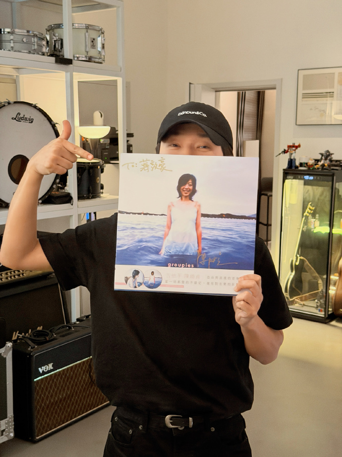 蒋敦豪收到陈绮贞的 to 签专辑后分享，他的音乐作品涵盖民谣、电子等多元元素，这