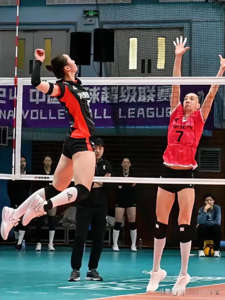 2023/2024中国女子排球超级1月6日最新赛况:
半决赛(三场两胜制第一回合