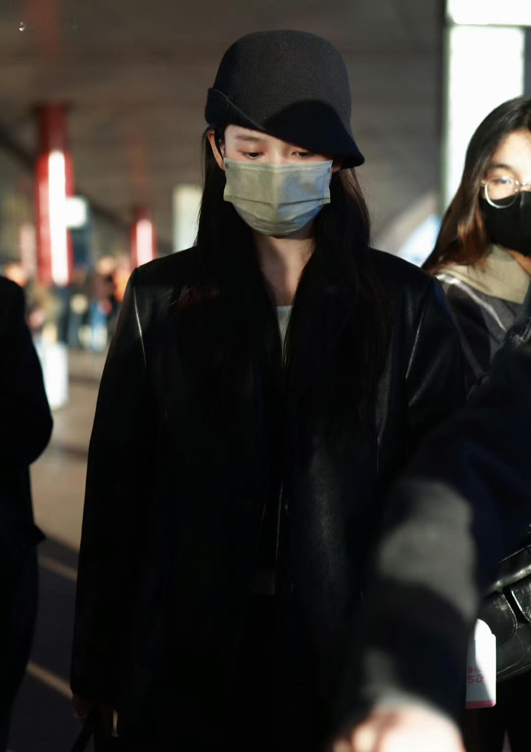 张婧仪今日机场出发路透，优雅复古风，好美！！预祝活动顺利[打call][打cal