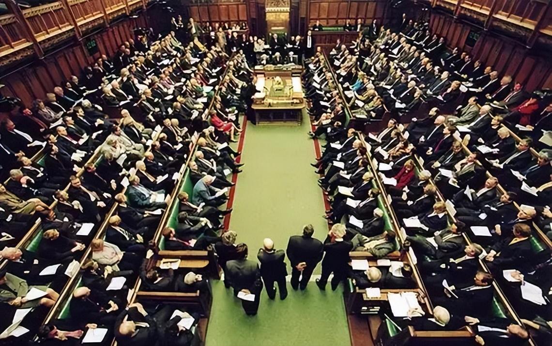 英国十年换了7位首相，看似是政坛乱成一锅粥，实则问题早就埋在脱欧之后，如今经济、