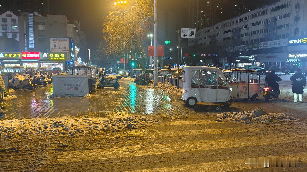 你看这雪，有人的地方，它是黑的，湿的，滑的，脏的;没人的地方，它是白的，干的，软