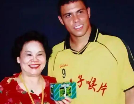 2003 年，罗纳尔多到中国参加商业比赛，一位女富婆对他说：“你陪我吃个饭，我给