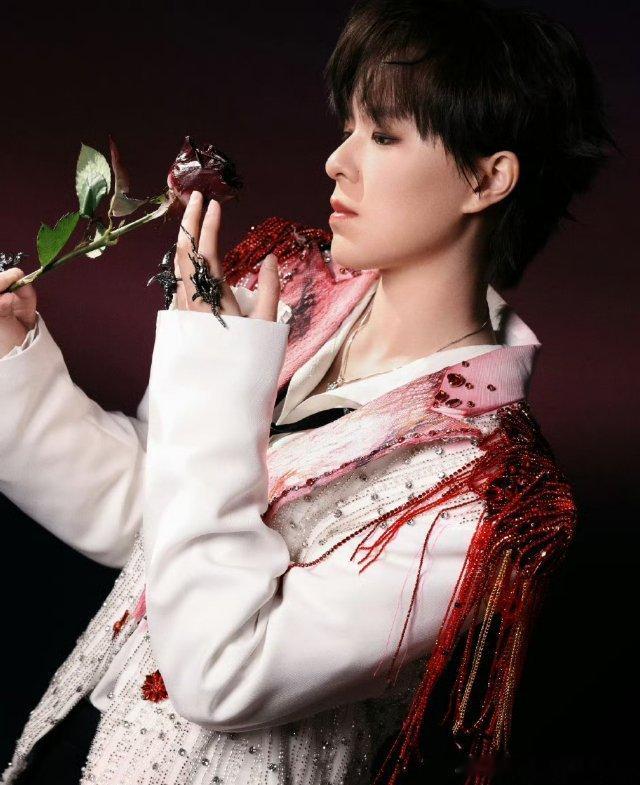 火箭少女101[超话] 250520杨芸晴微博更新520🌹520加点甜心动来电