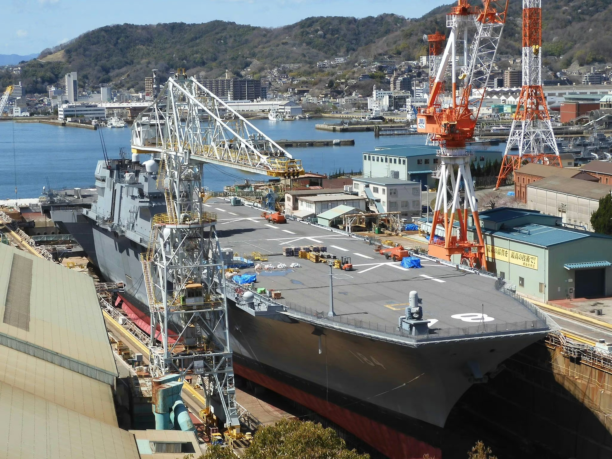 日本海上自卫队加贺号航空母舰已经成形，原来是直升机母舰，现在是轻型航空母舰，从加