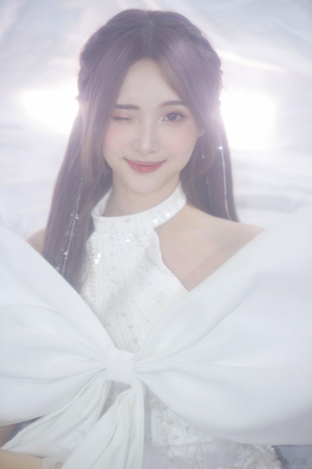 #硬糖少女303##郑乃馨# 今日份糖妹新鲜物料郑乃馨工作室更新巡演定妆照一组从