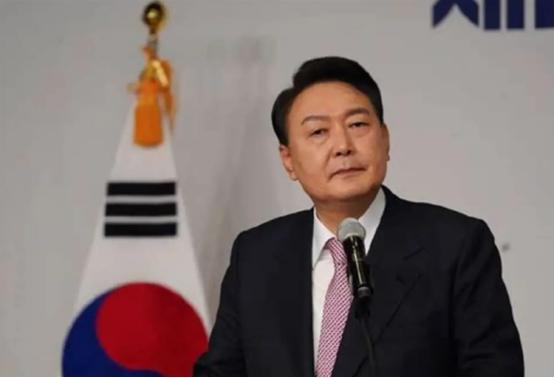 据韩国先驱报报道，前总统尹锡悦在首尔拘留所里不仅没因囚徒身份沉寂，反而展现出惊人