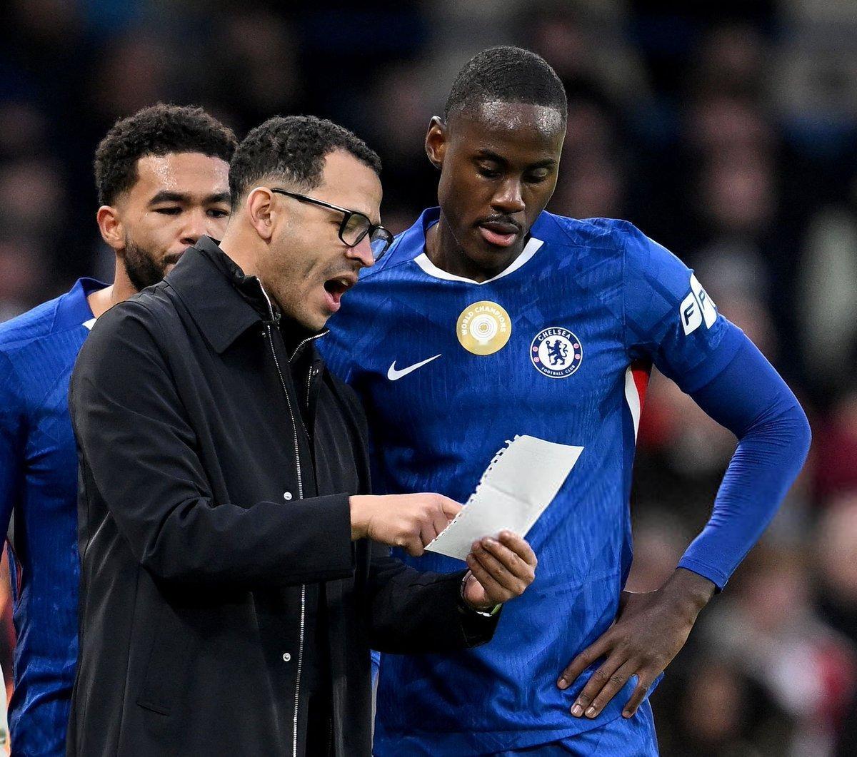 🚨利亚姆·罗西尼尔显然很欣赏特雷沃·查洛巴。周三切尔西战胜帕福斯的比赛中，罗西