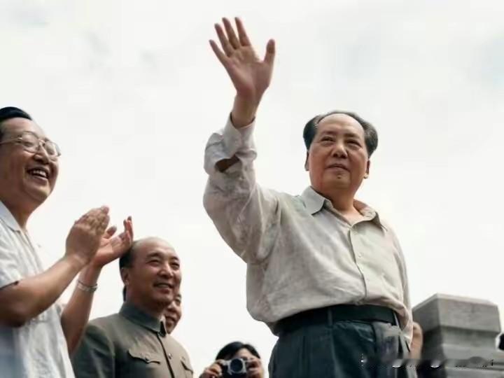 毛主席的为人民服务不是口号，是一贯的具体的全心全意的，毫无保留的让人民监督的，让