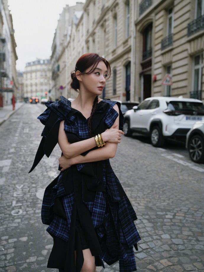 袁姗姗巴黎时装周新造型袁姗姗巴黎时装周这组造型真的又美出新高度！简约高级又气场全