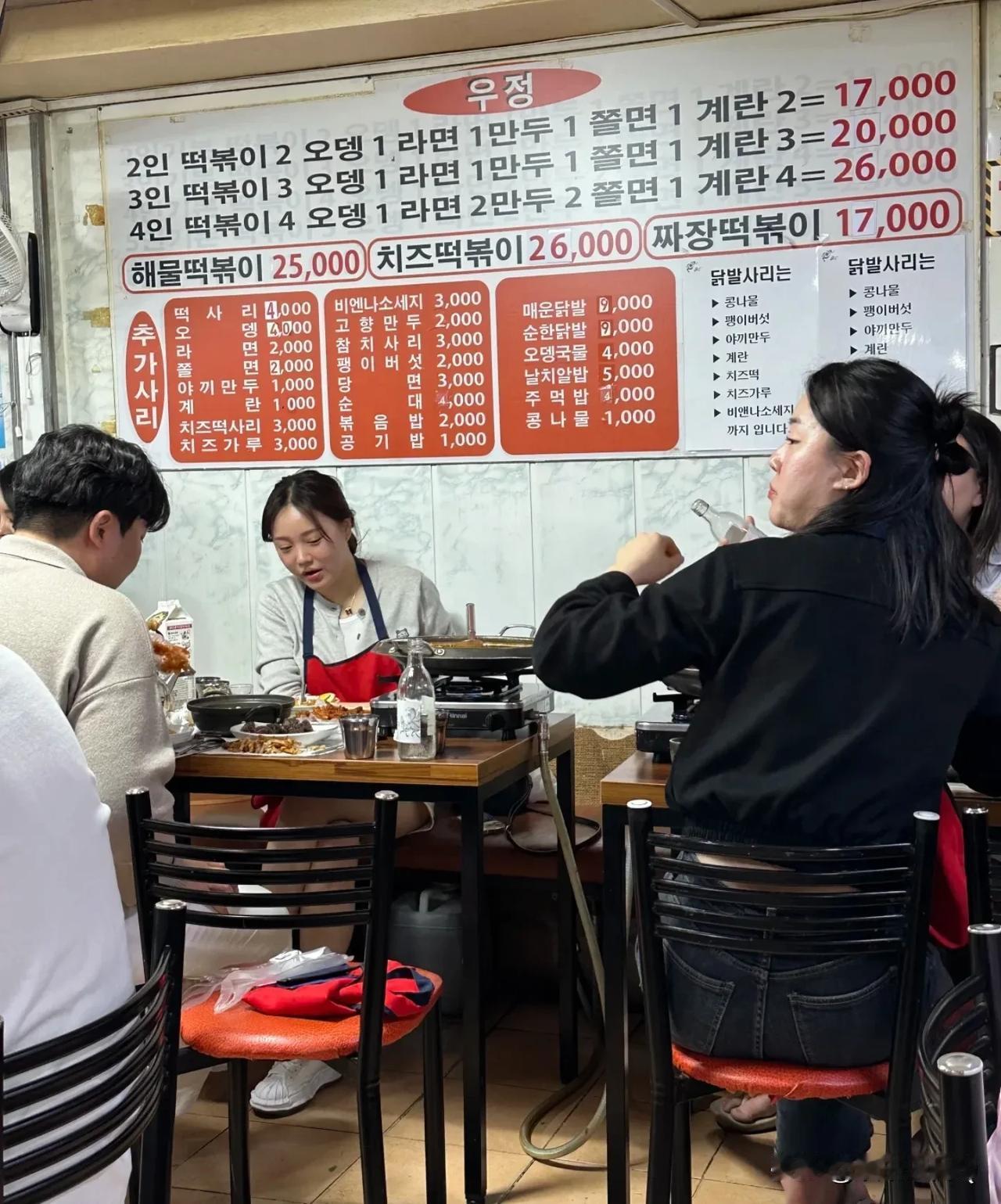 韩国物价真的很贵吗？这是一个韩国街头小吃店里的菜单！图二是AI翻译的，你可以看看