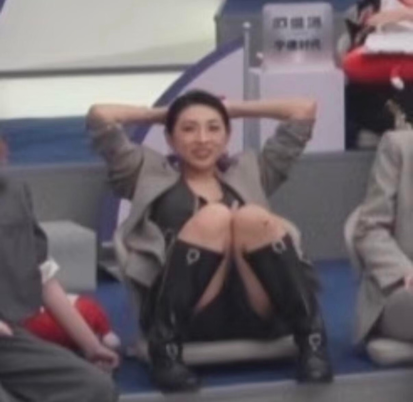 就喜欢这种坐没坐相的态度 