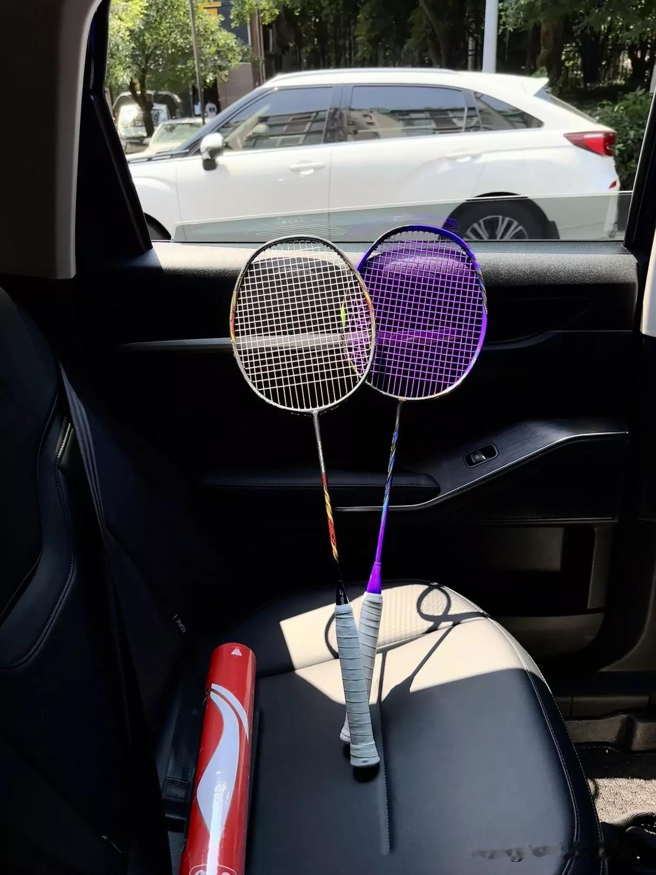 广东这35℃的高温真是顶不住！

之前我大意了，把羽毛球拍随手扔车里，等再拿出来