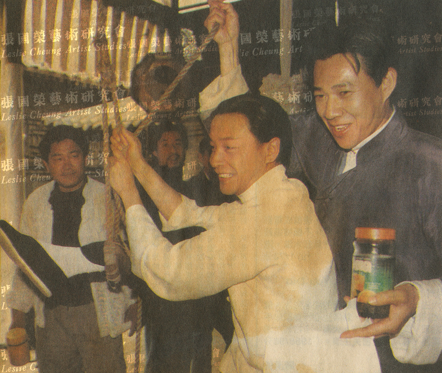 张国荣 《霸王别姬》现场花絮照① 张国荣、张丰毅拍戏之余玩吊脚功夫。② 张国荣和