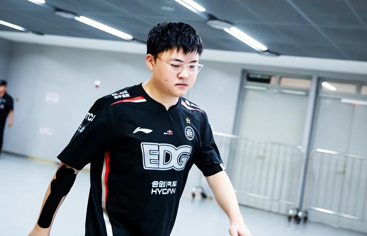 如果Uzi和FOFO如今还在EDG的话，EDG何至于陷入如此窘境？

一个是尽职