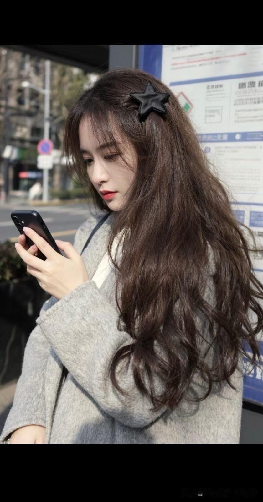 女司机用智能驾驶高速上化妆，因此，这种妆又被称为“智妆”？